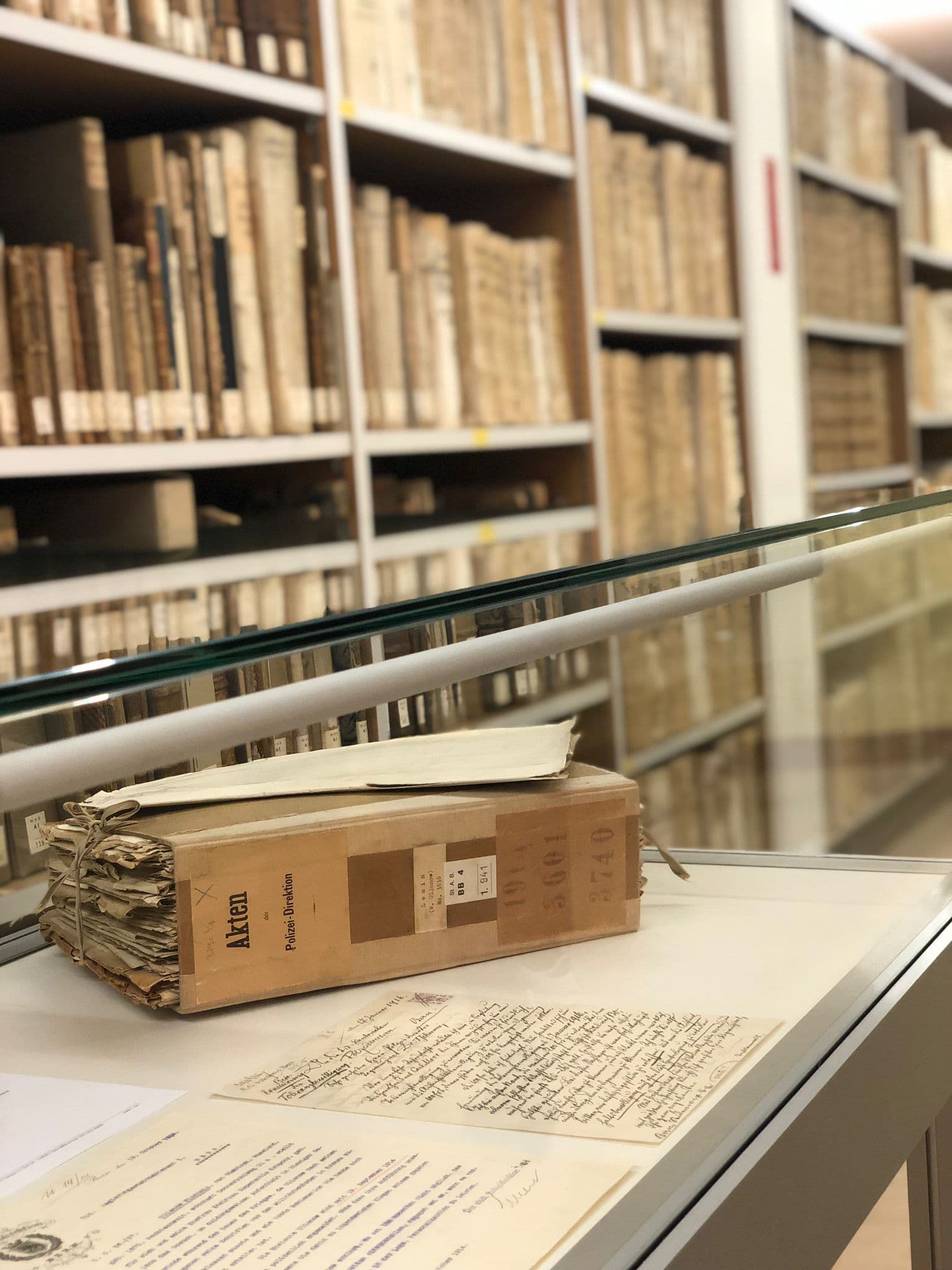 Führung Medienstars. Archivschachtel mit Akten von 1914.